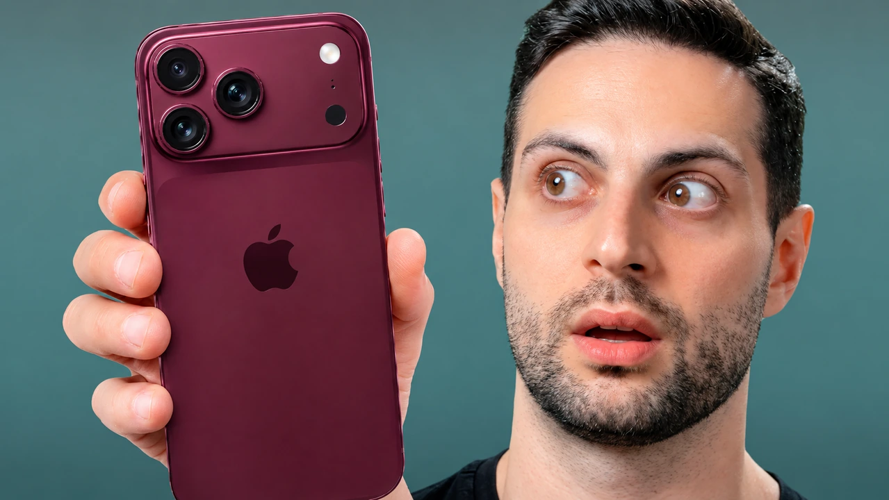 Presentador mostrando un iPhone rojo